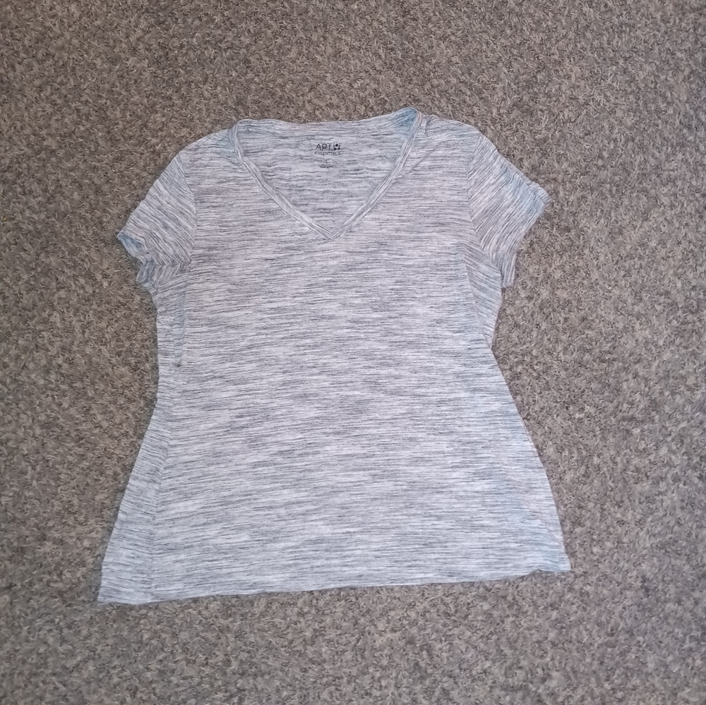 Art 9 essentials, L V neck tee shirt